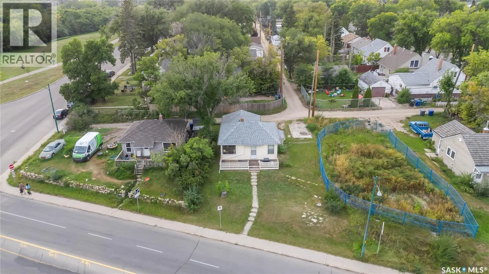 1203 SPADINA CRESCENT E