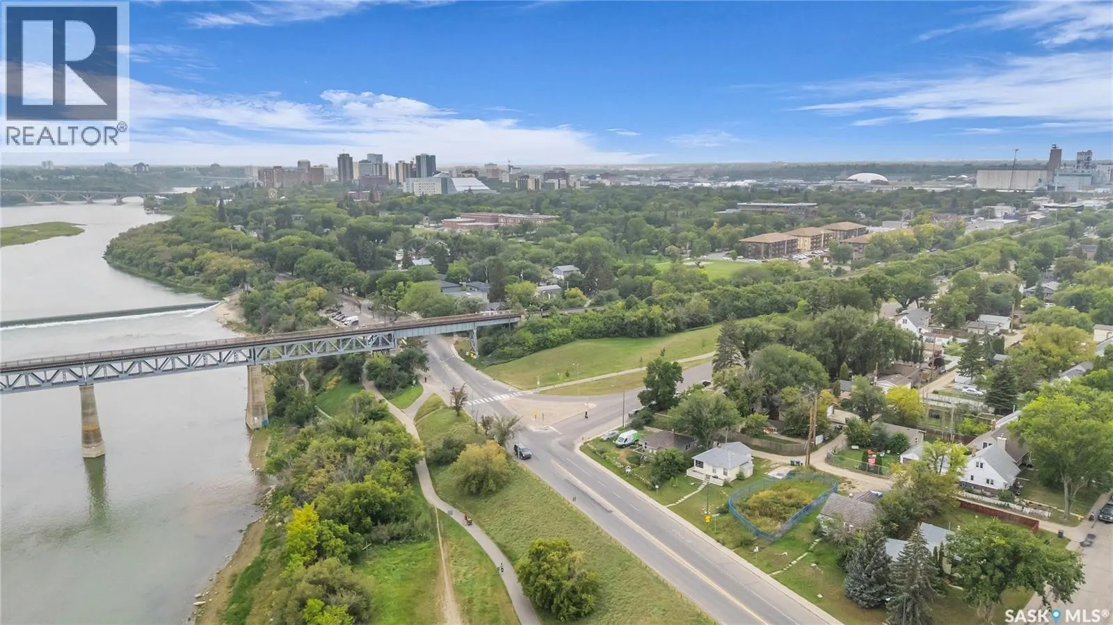 1203 SPADINA CRESCENT E