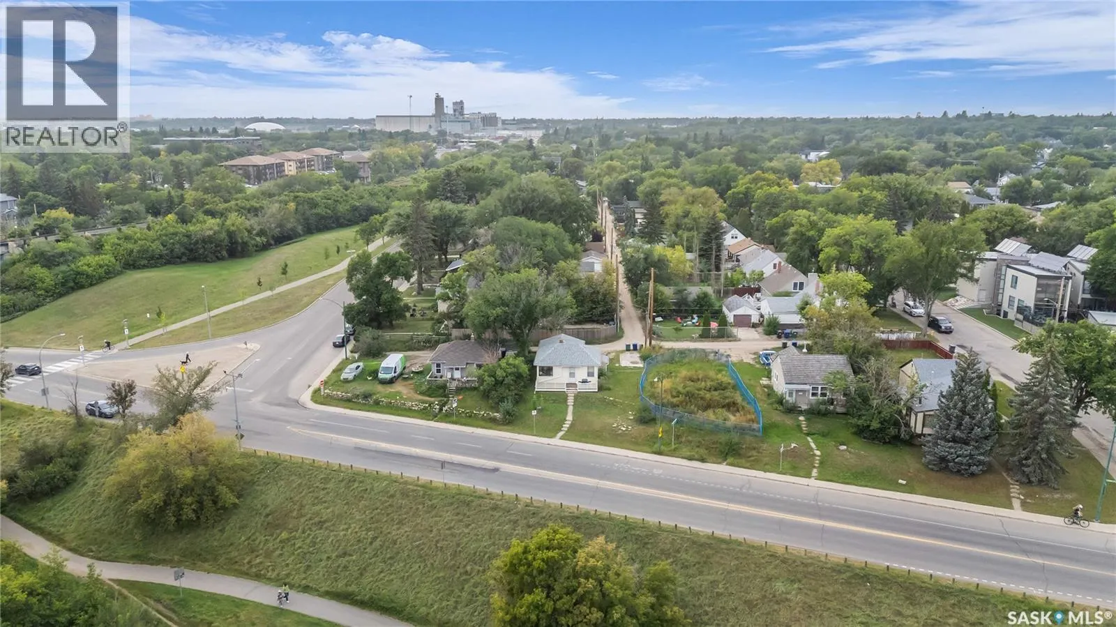1203 SPADINA CRESCENT E