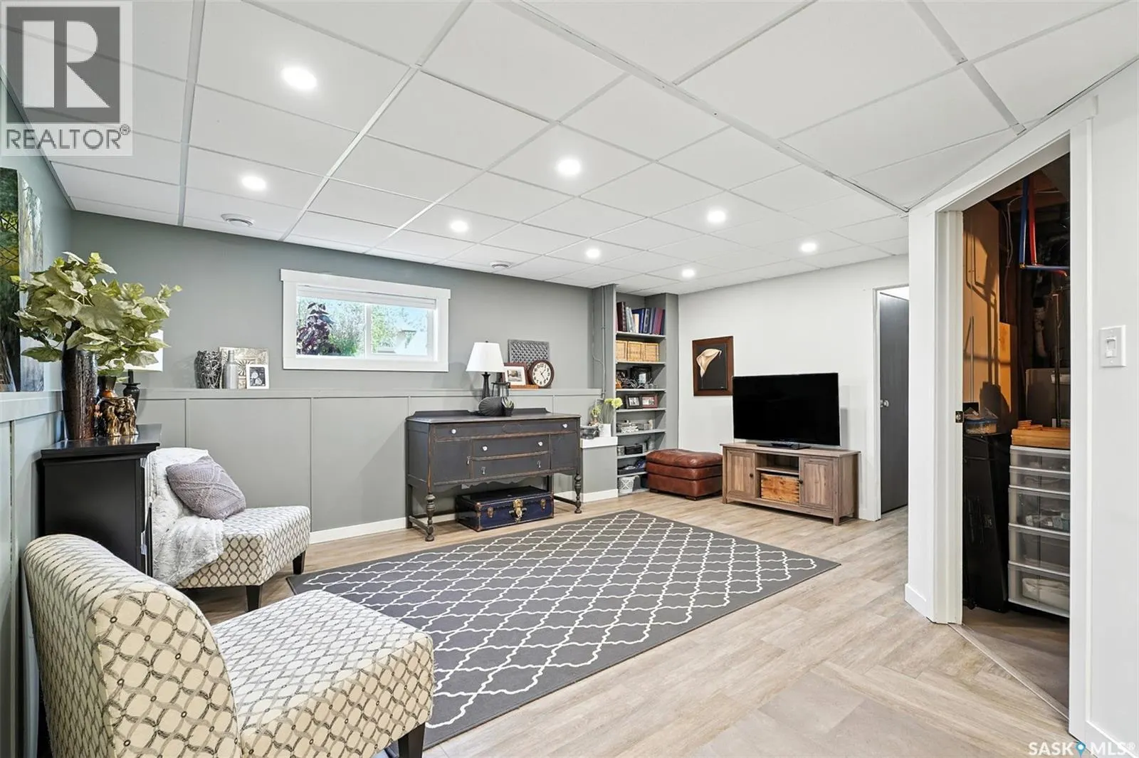229 2nd STREET E