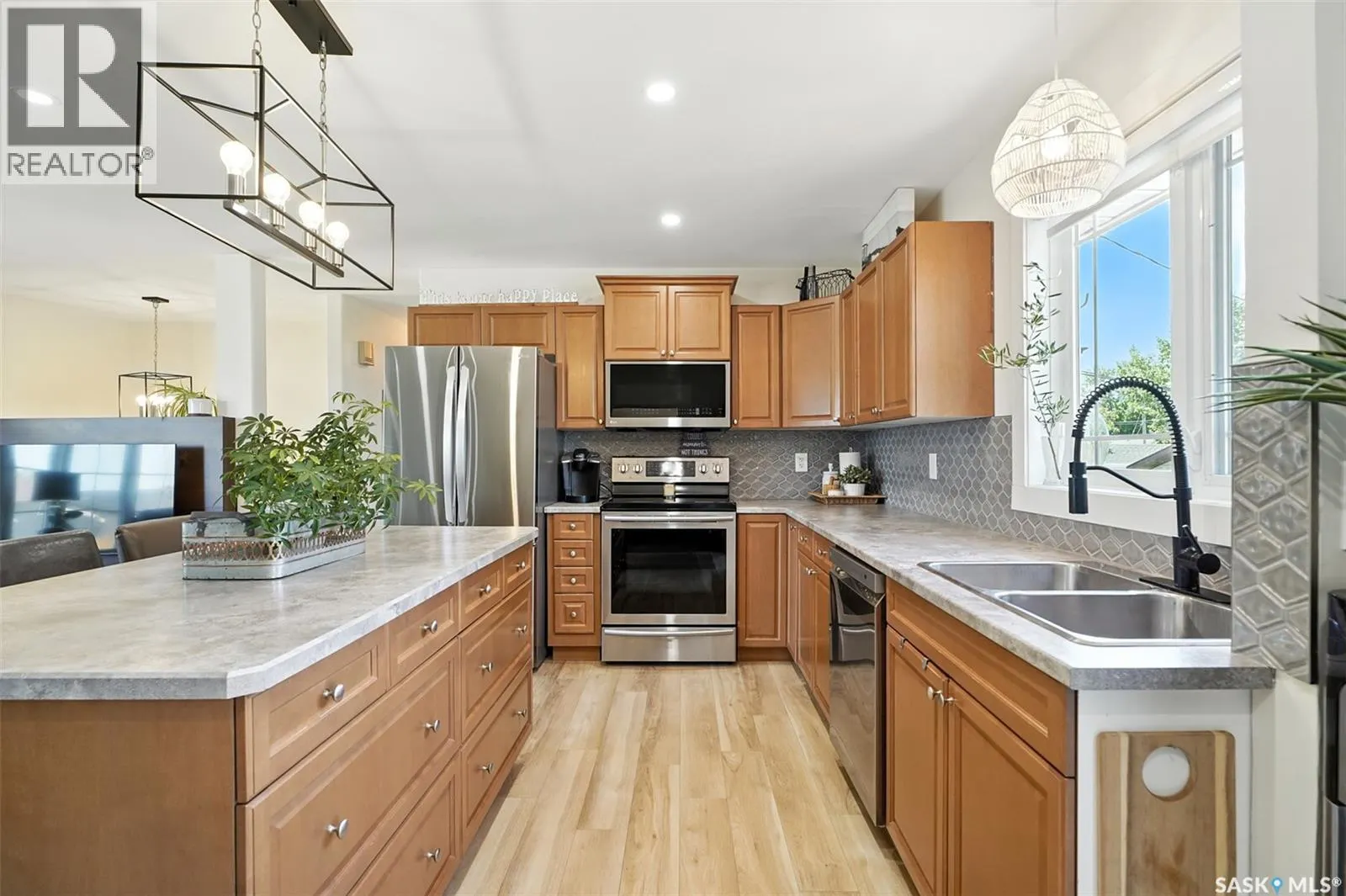 229 2nd STREET E