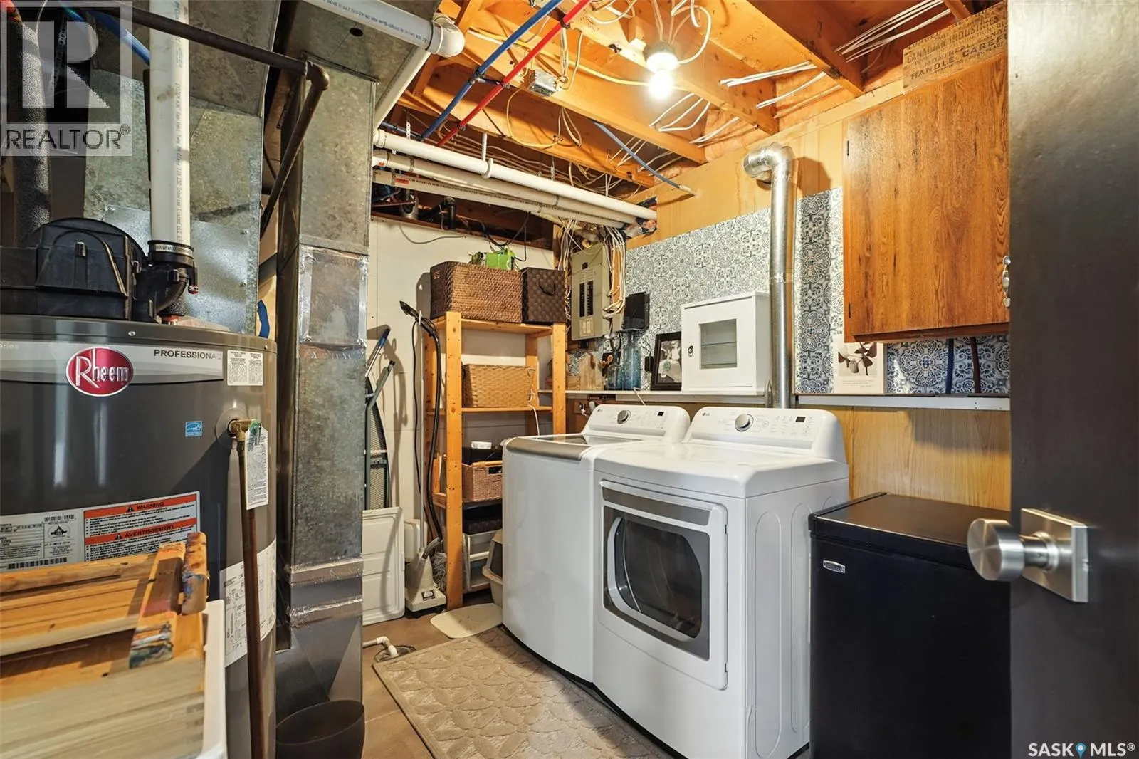 229 2nd STREET E