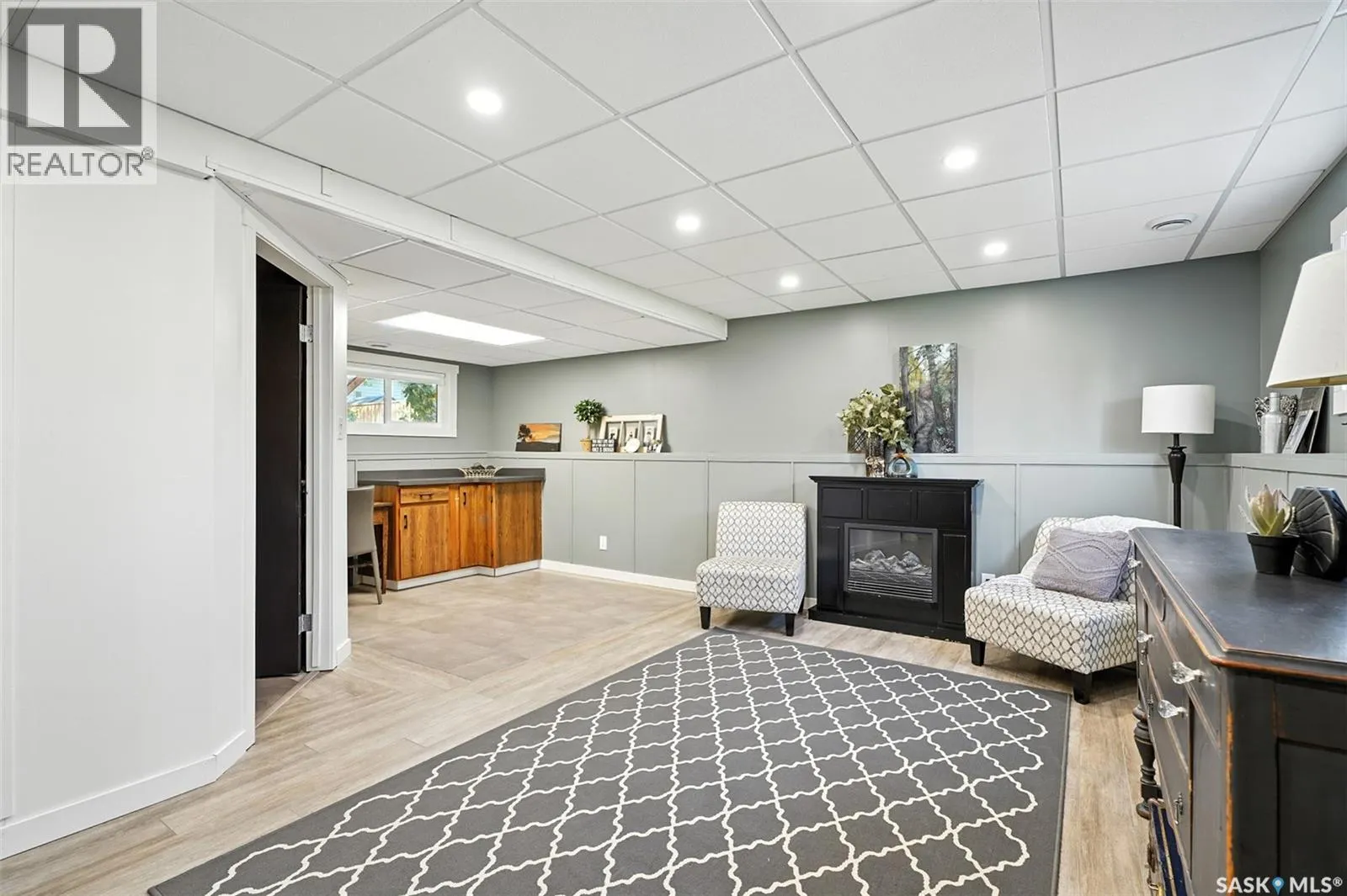 229 2nd STREET E
