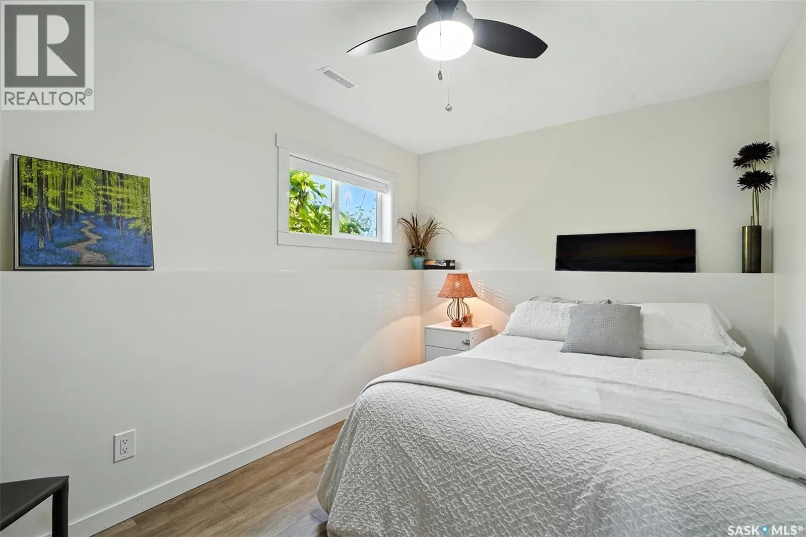 229 2nd STREET E