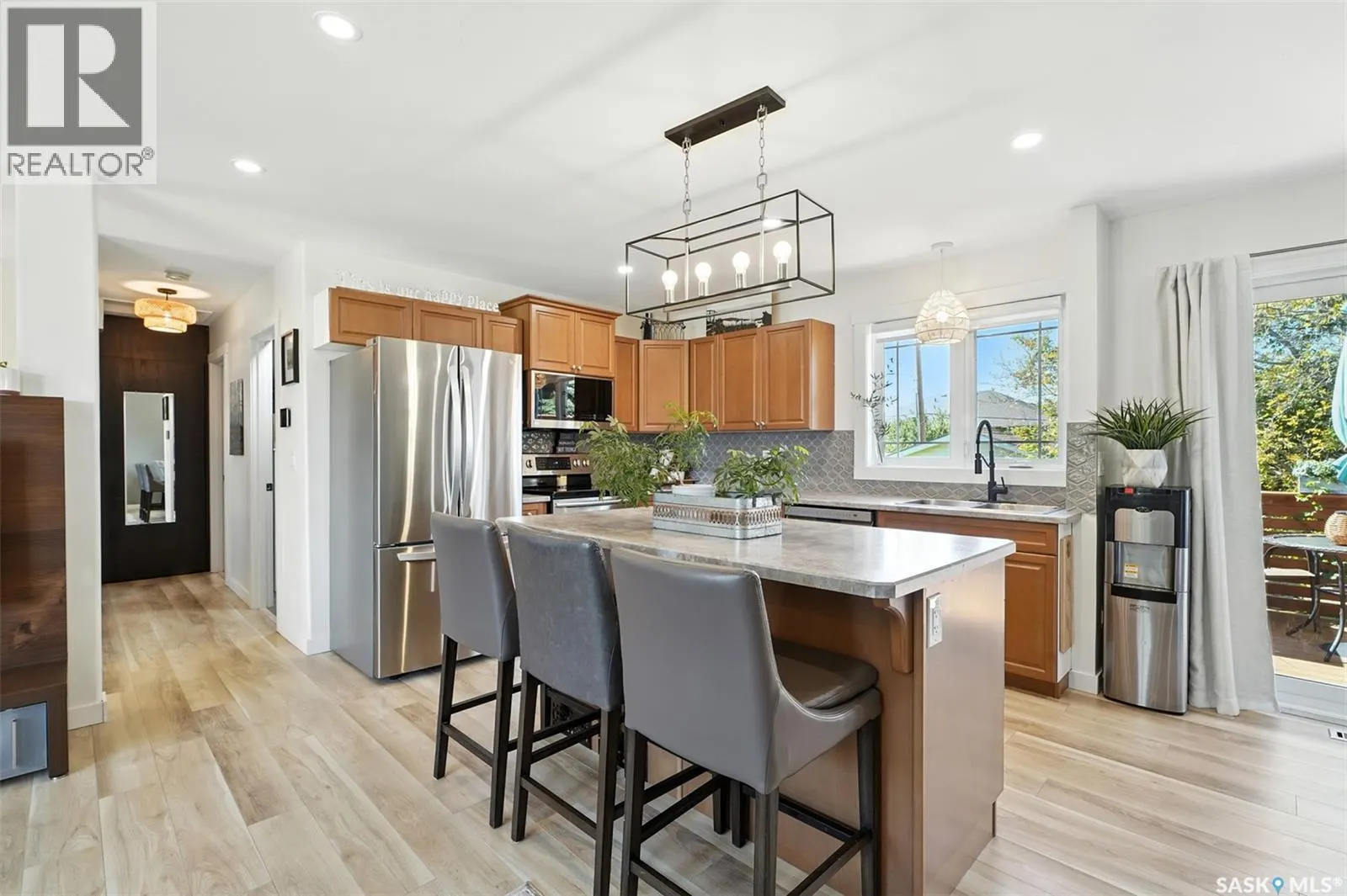 229 2nd STREET E