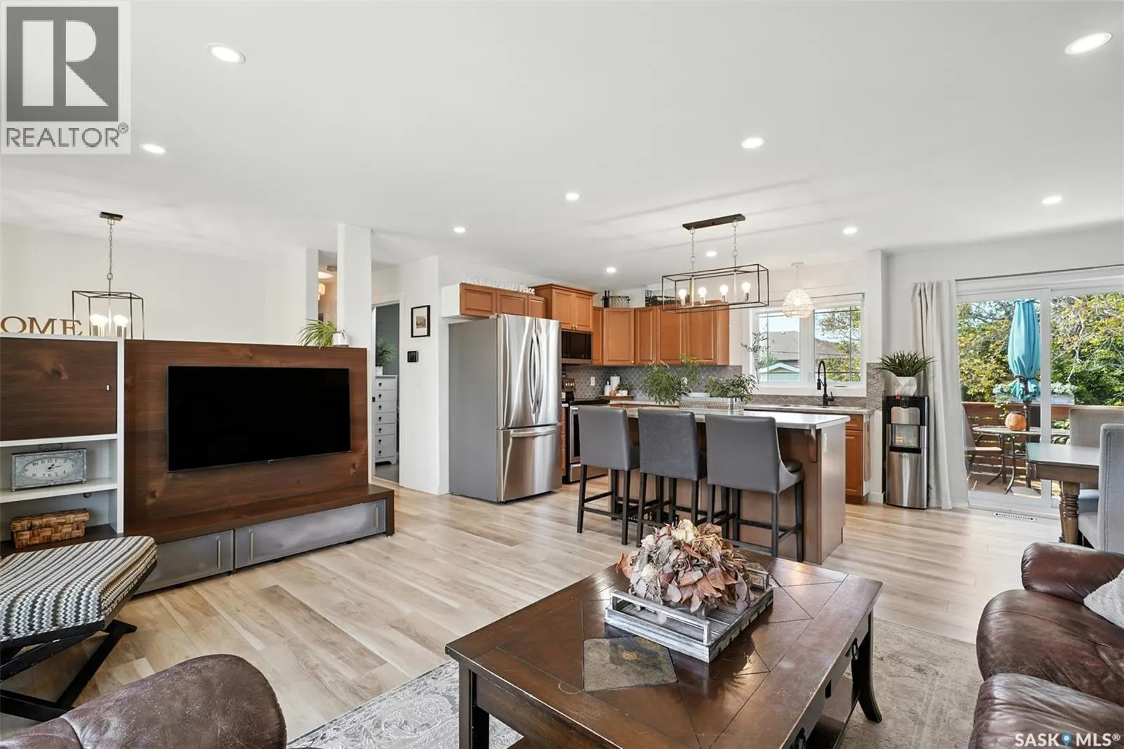 229 2nd STREET E