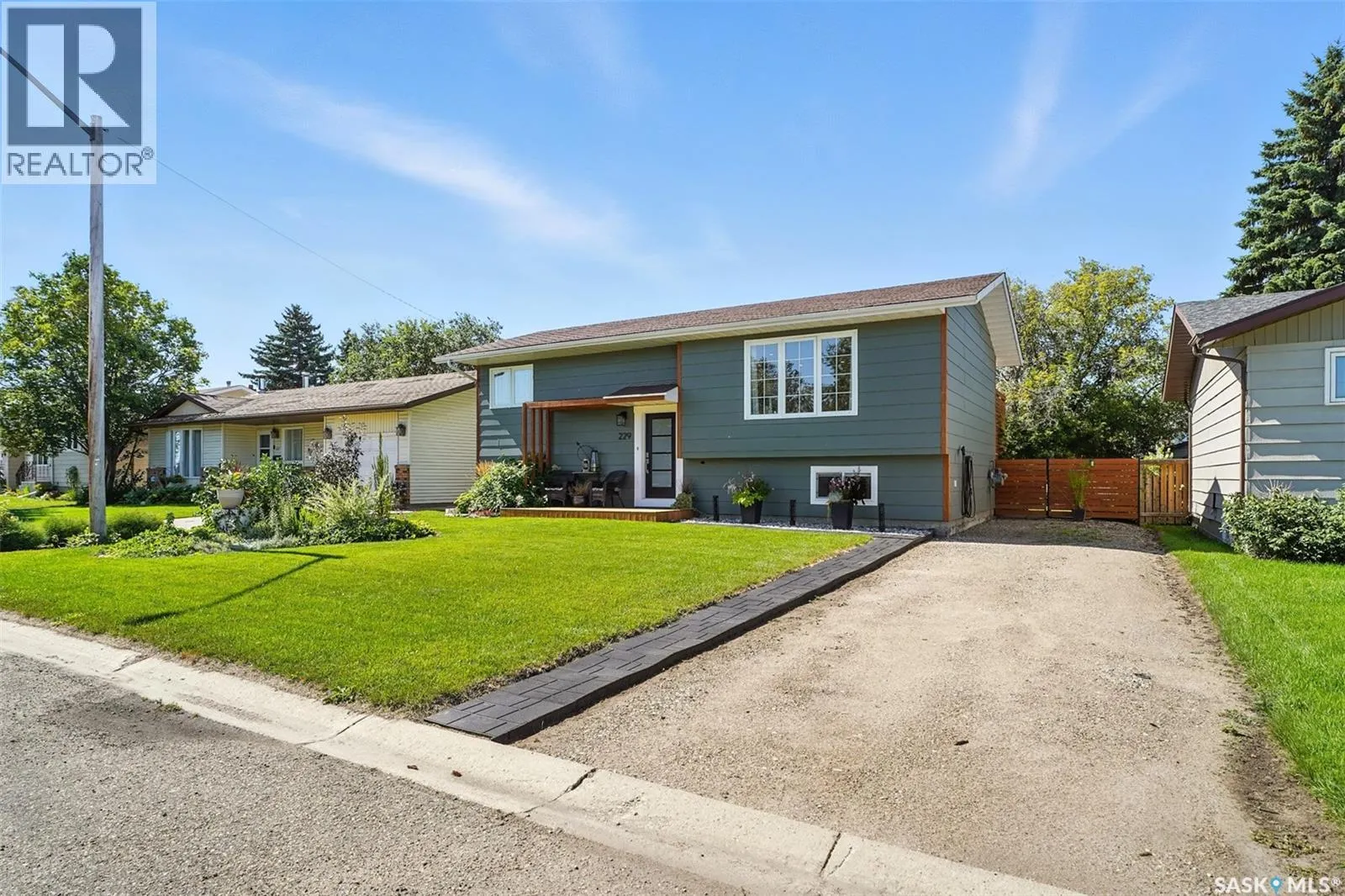229 2nd STREET E