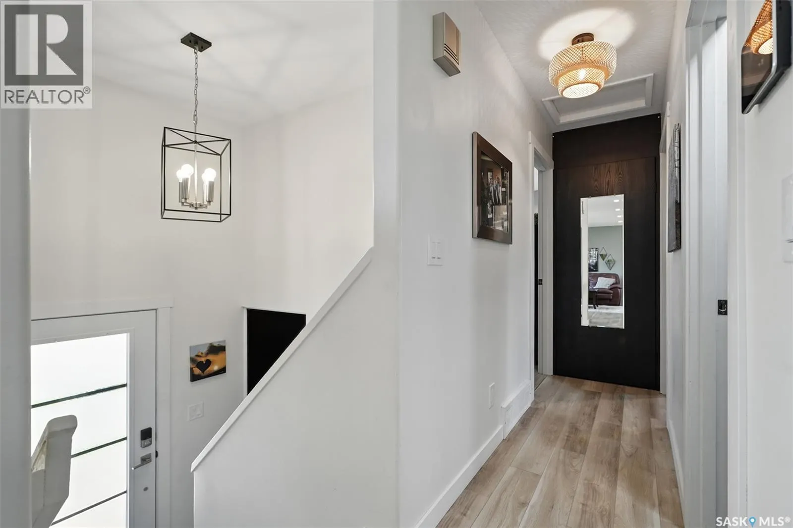 229 2nd STREET E