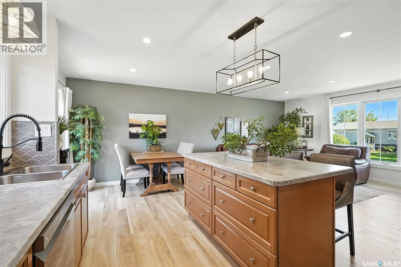 229 2nd STREET E