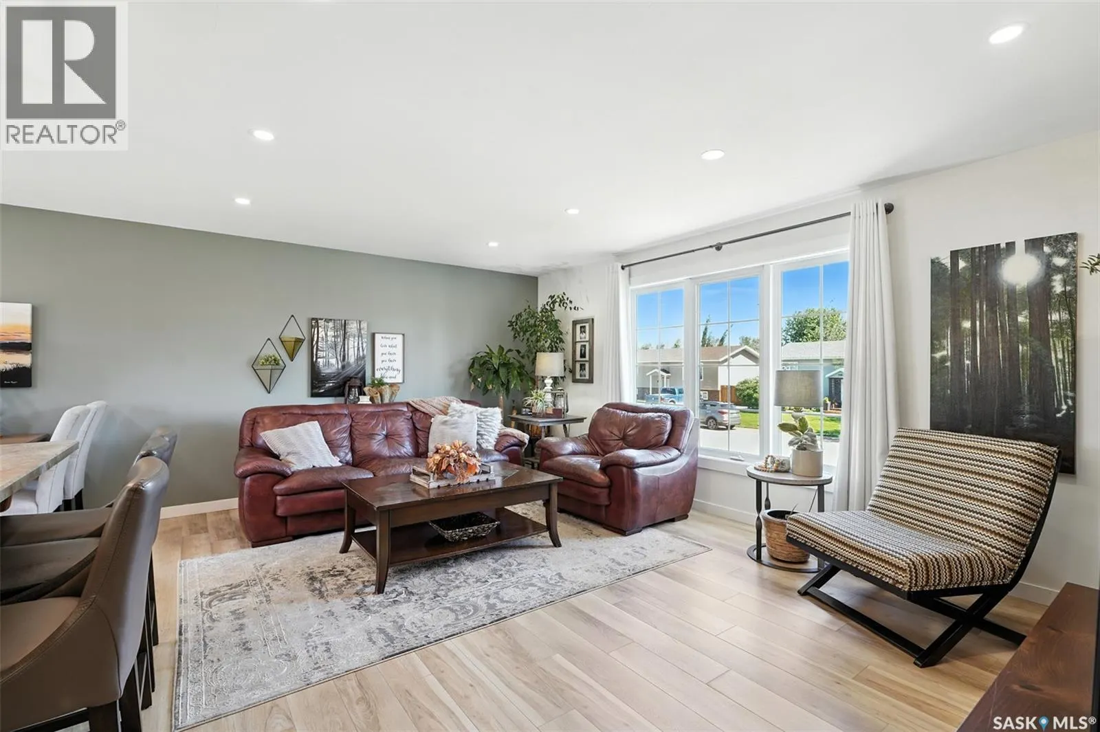 229 2nd STREET E