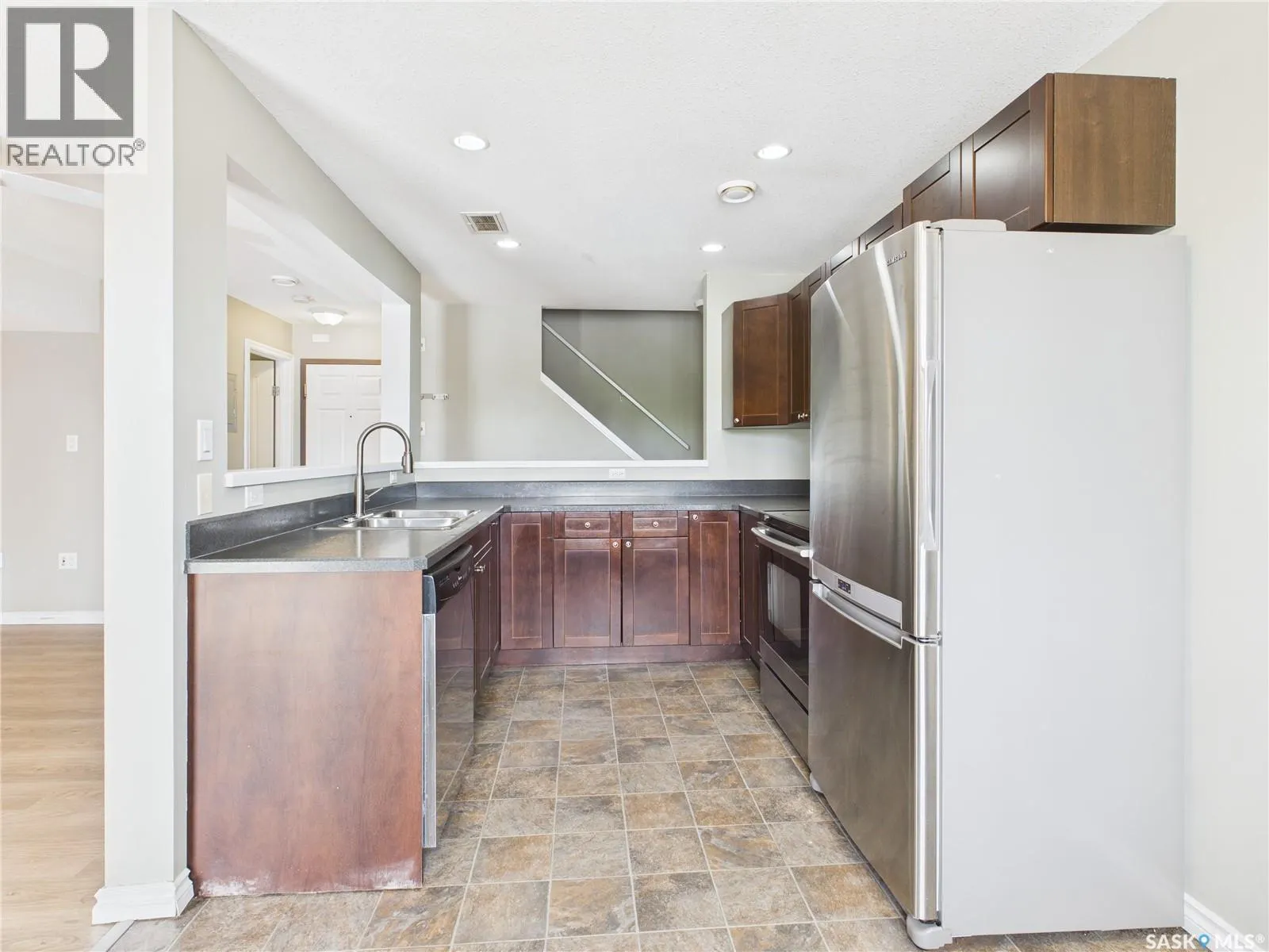 209 515 28th STREET E