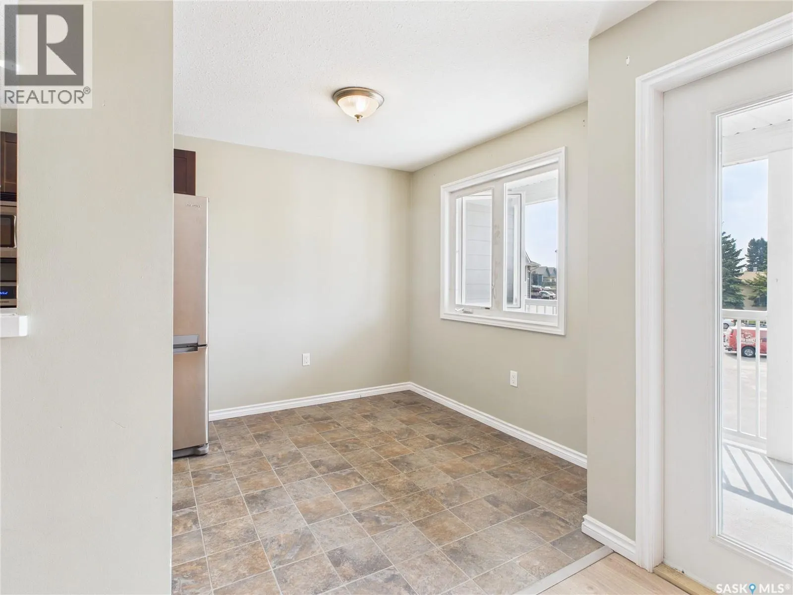 209 515 28th STREET E