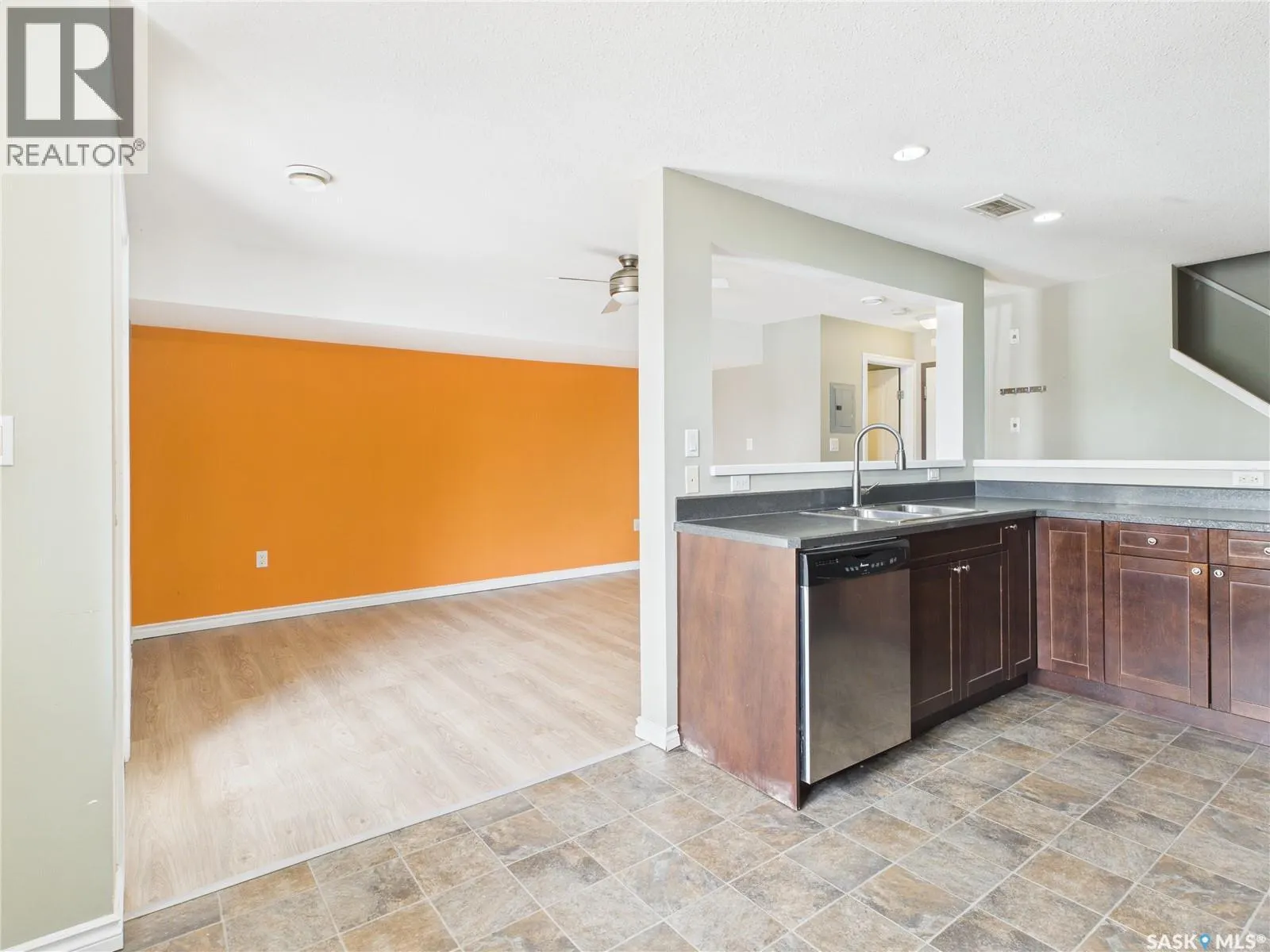 209 515 28th STREET E