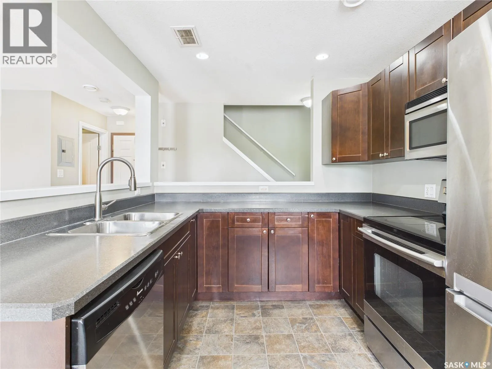 209 515 28th STREET E