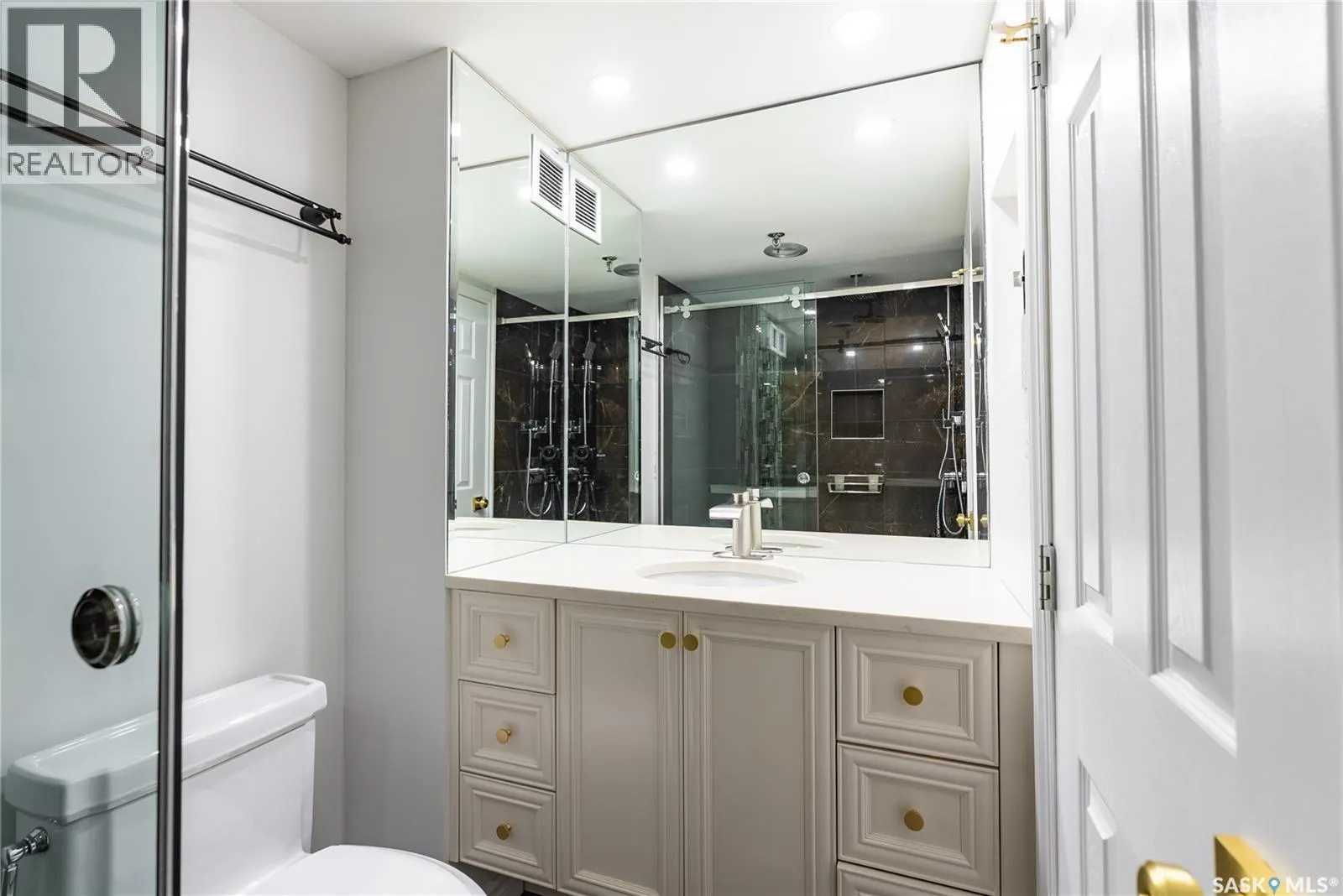 840 424 Spadina CRESCENT E