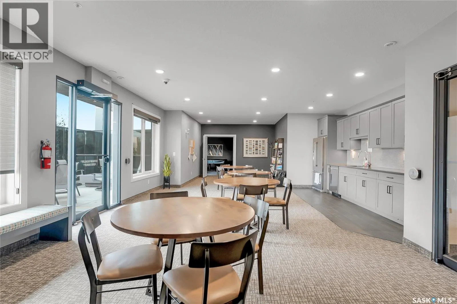 305 105 Willis CRESCENT