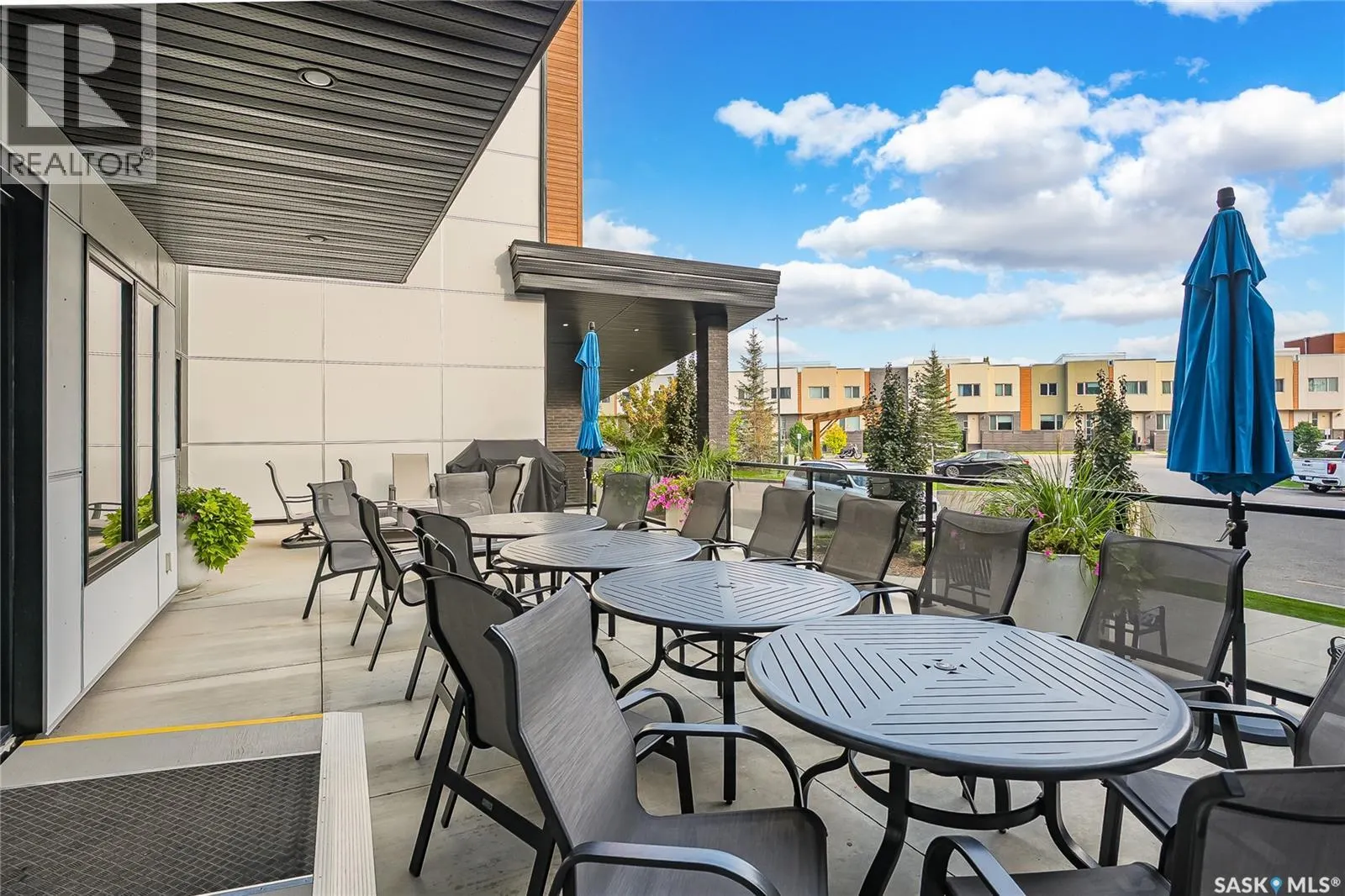305 105 Willis CRESCENT