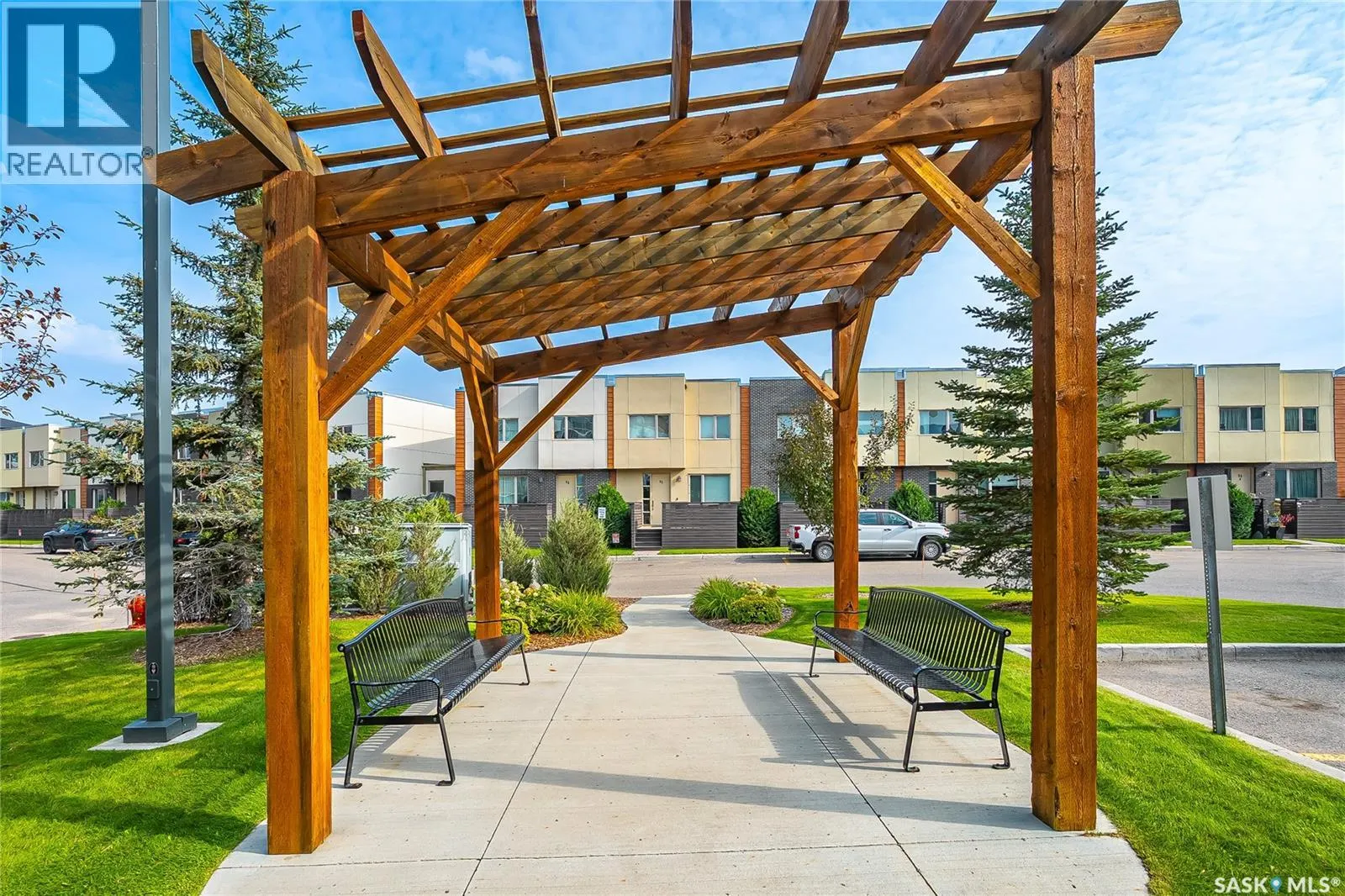 305 105 Willis CRESCENT