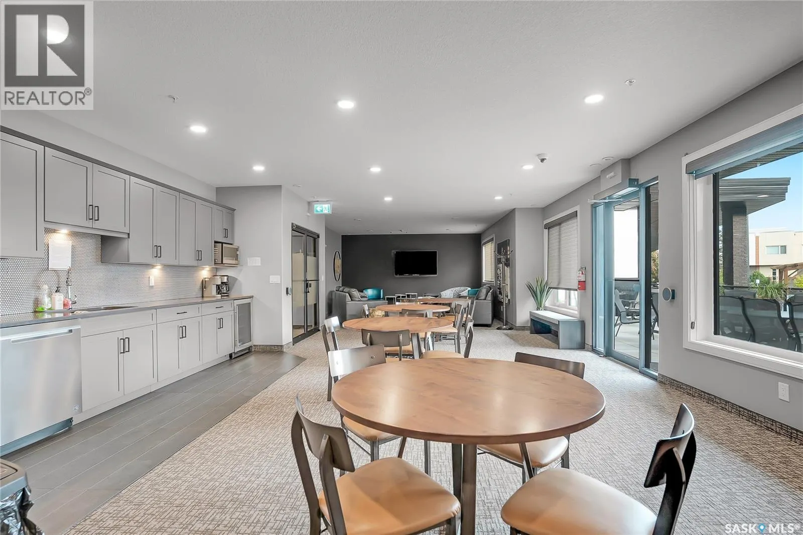 305 105 Willis CRESCENT