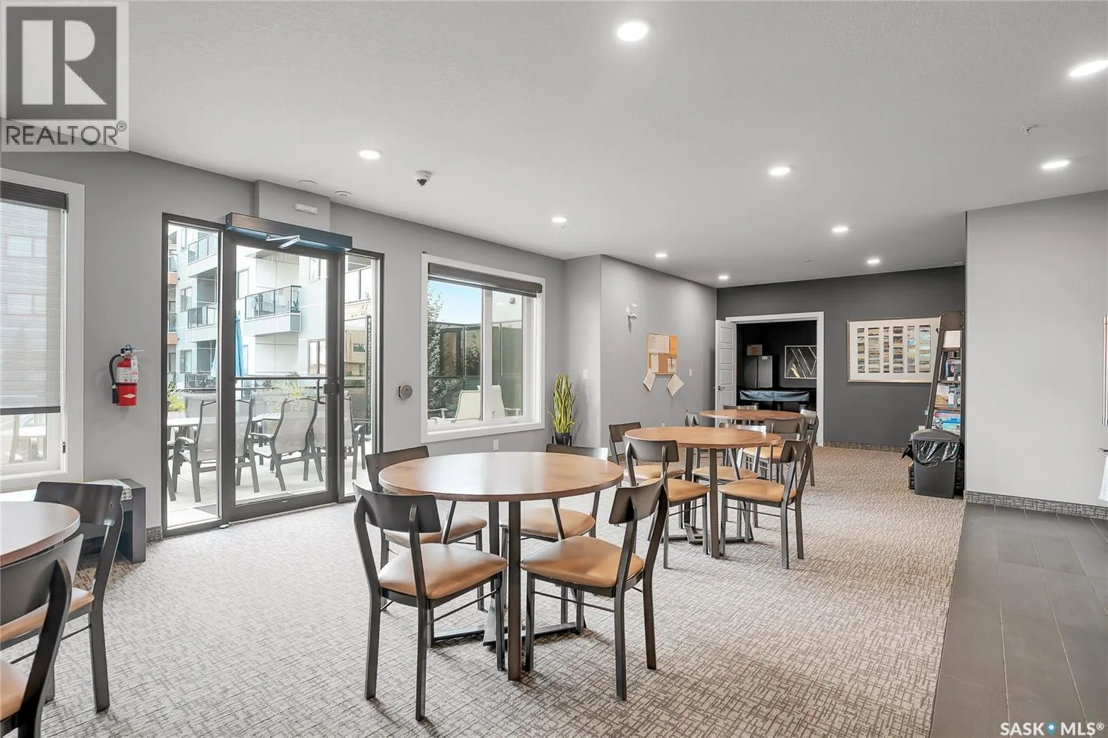 305 105 Willis CRESCENT