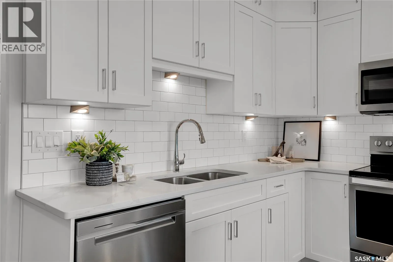 305 105 Willis CRESCENT