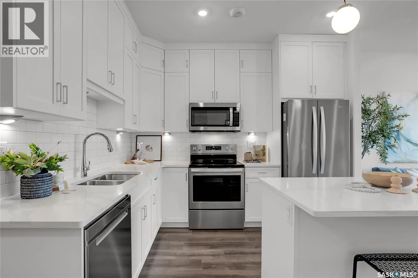 305 105 Willis CRESCENT