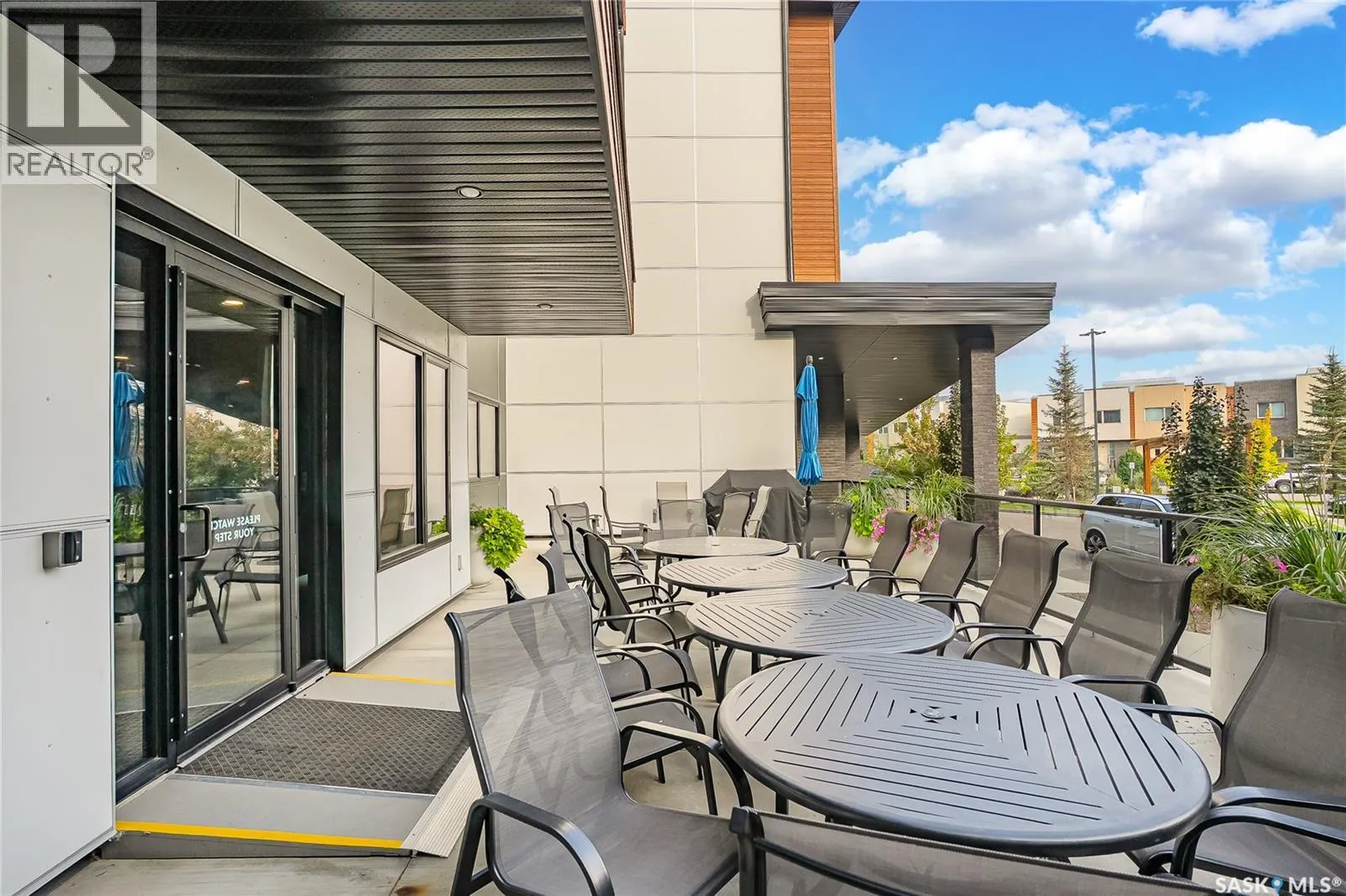 305 105 Willis CRESCENT
