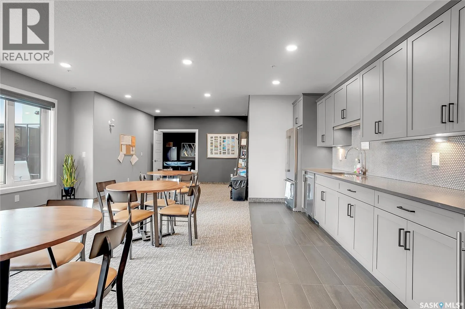 305 105 Willis CRESCENT