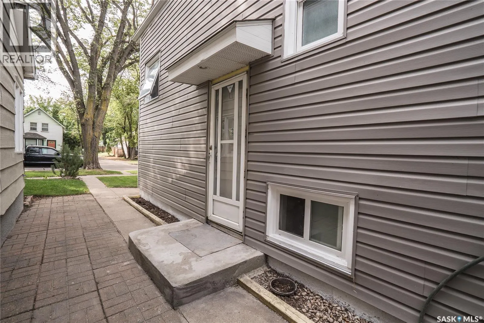 633 6th STREET E
