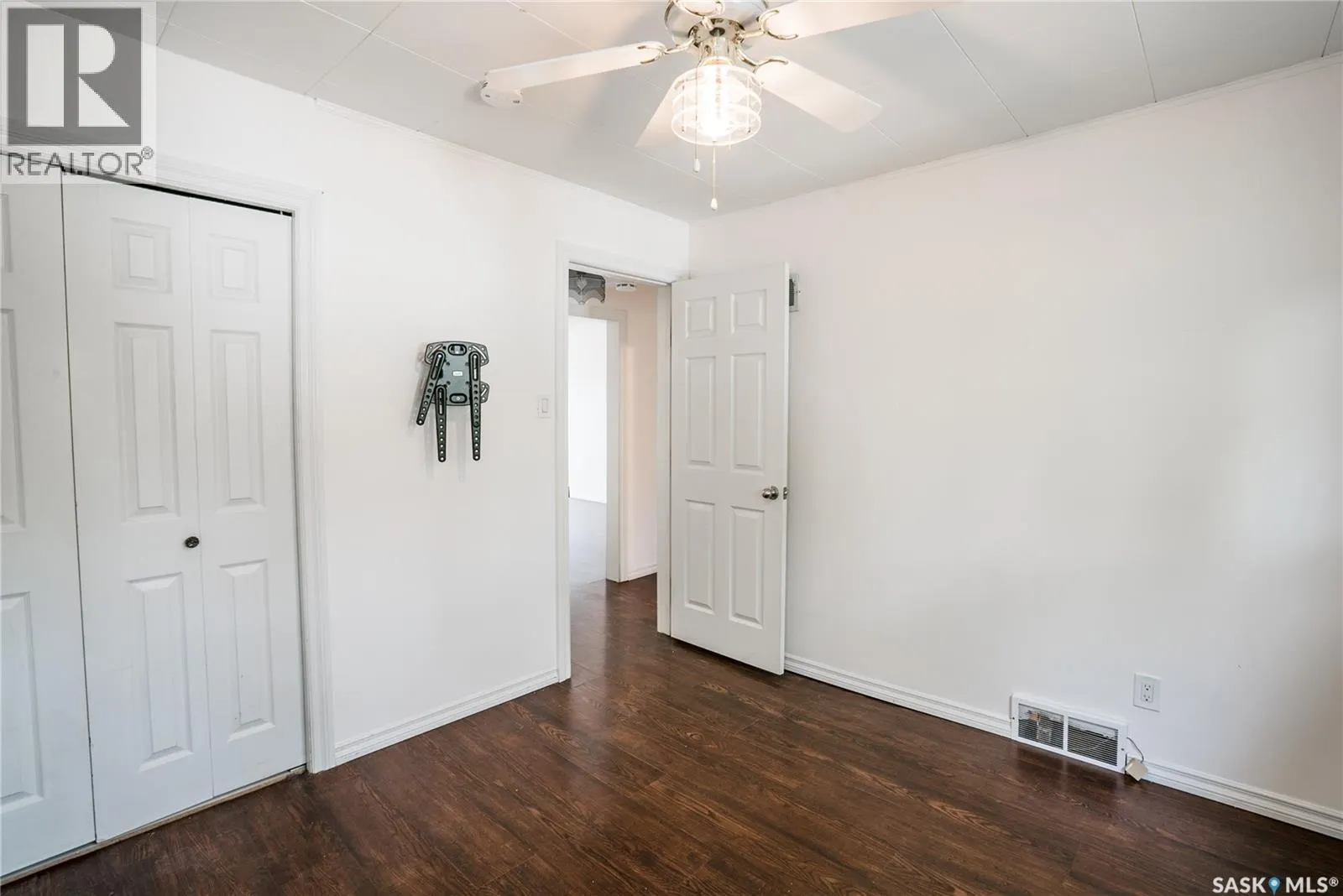 633 6th STREET E