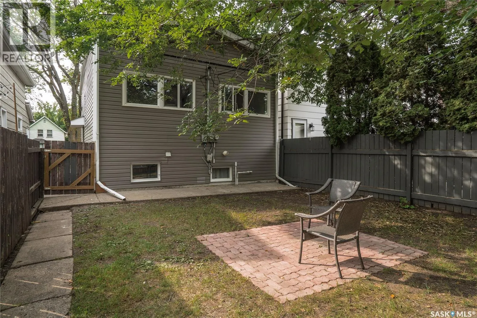 633 6th STREET E
