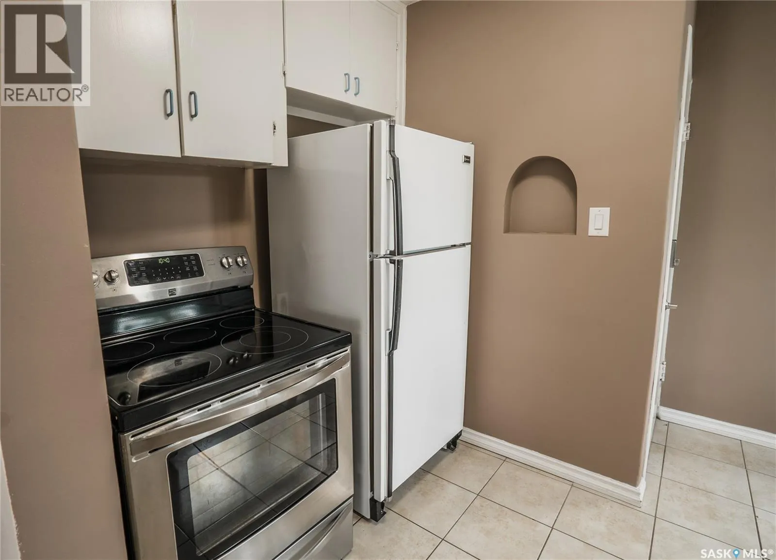 633 6th STREET E