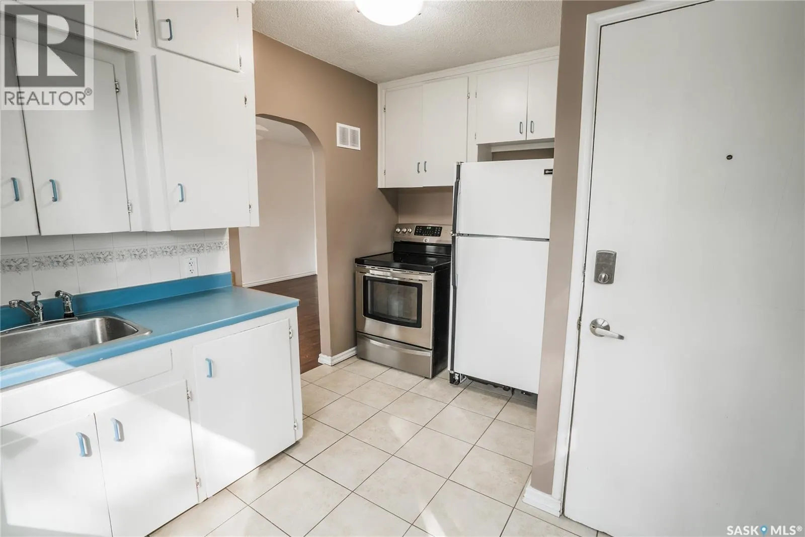 633 6th STREET E