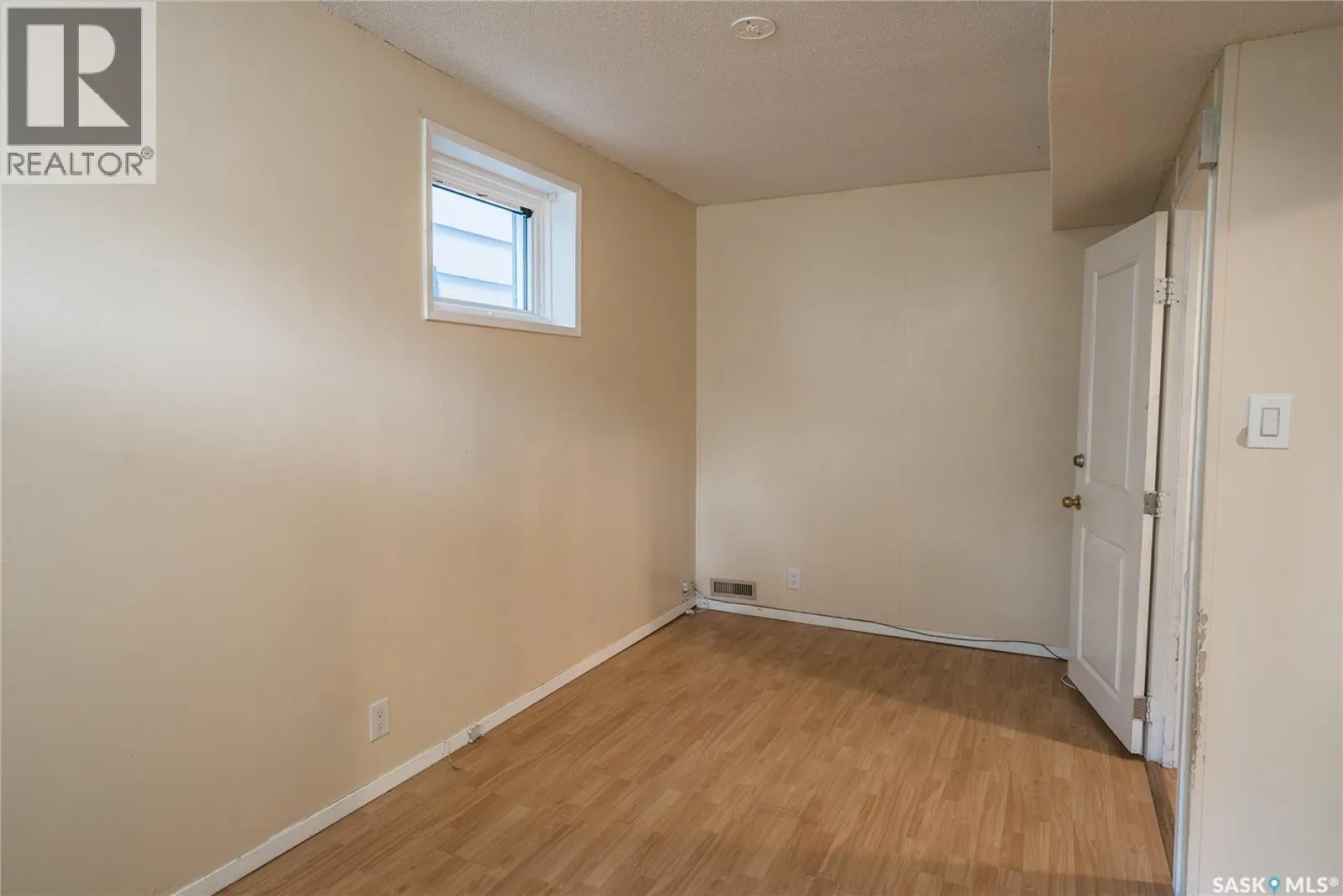 633 6th STREET E