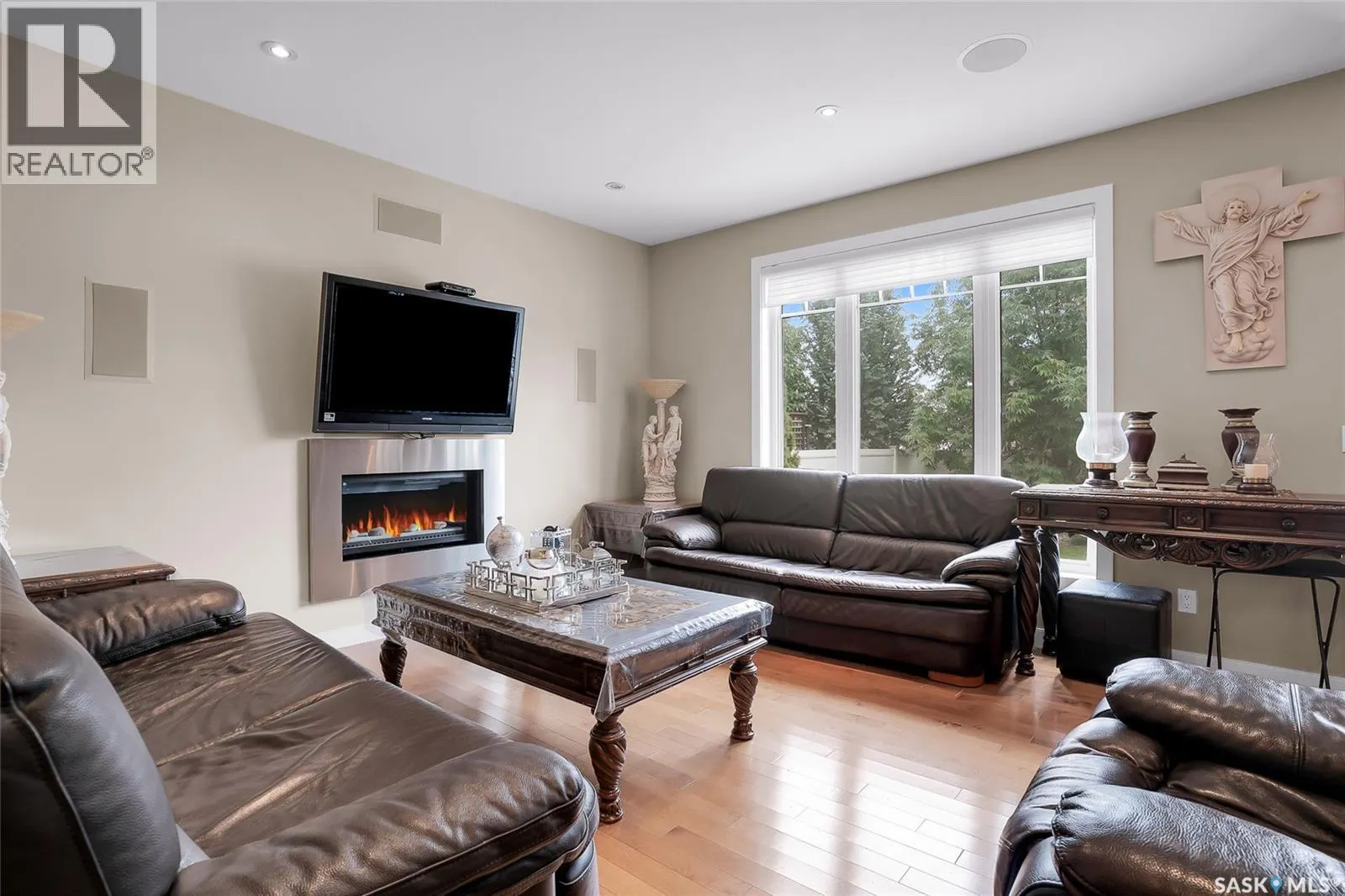 215 Beechwood CRESCENT