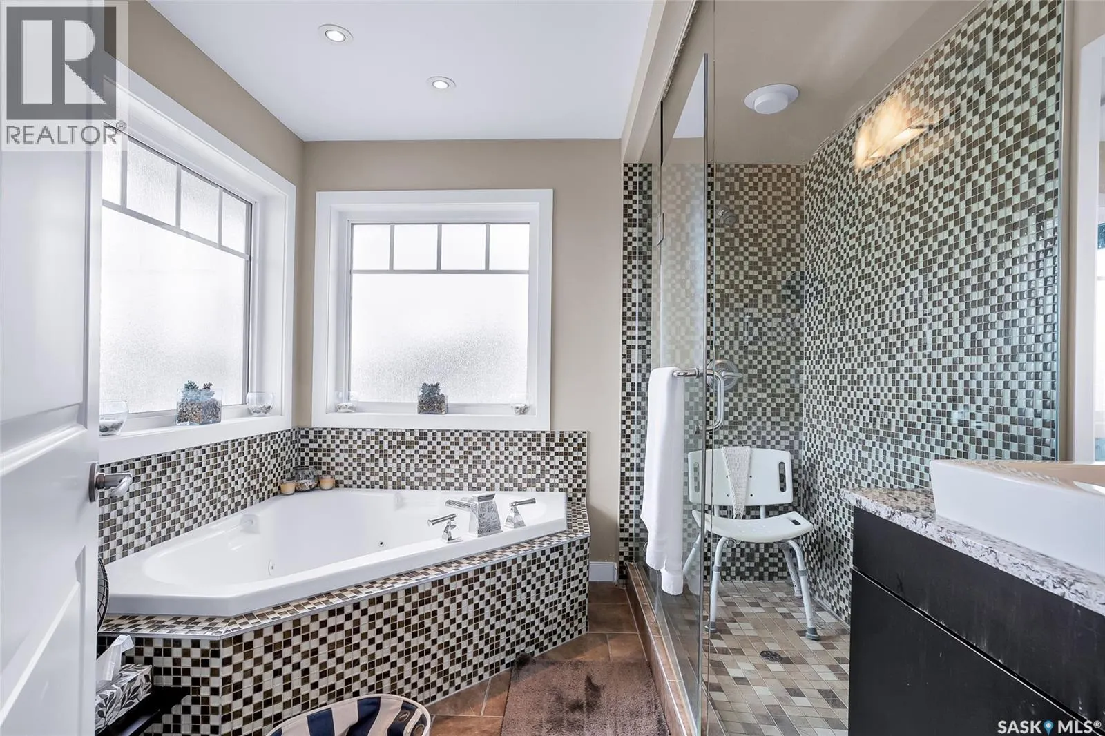 215 Beechwood CRESCENT