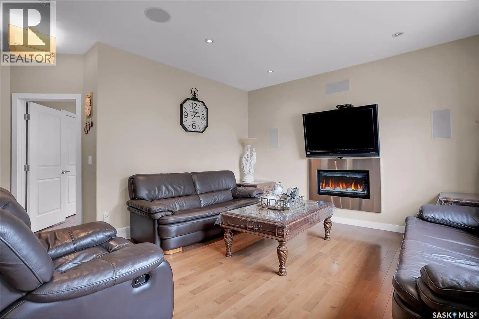 215 Beechwood CRESCENT