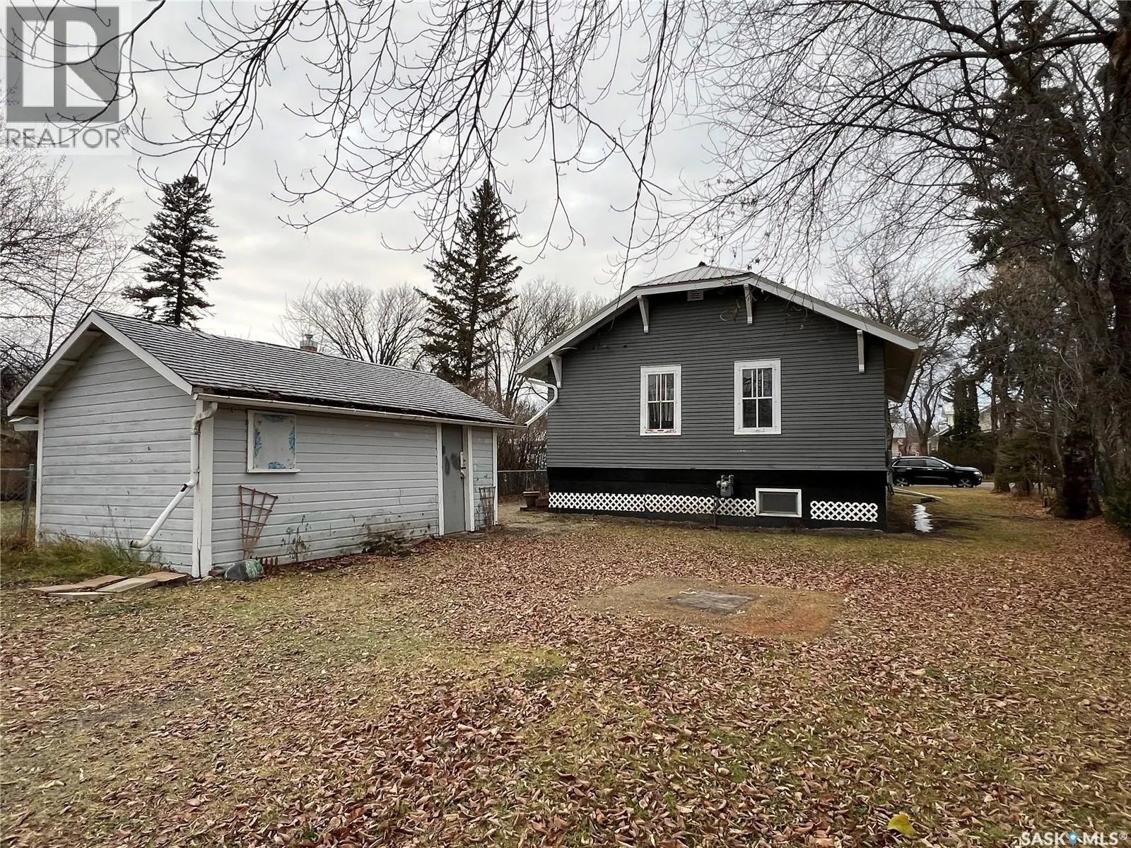 219 Macleod AVENUE E