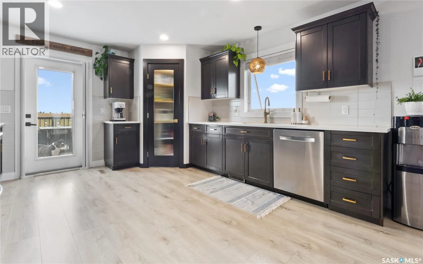 100 Diefenbaker AVENUE