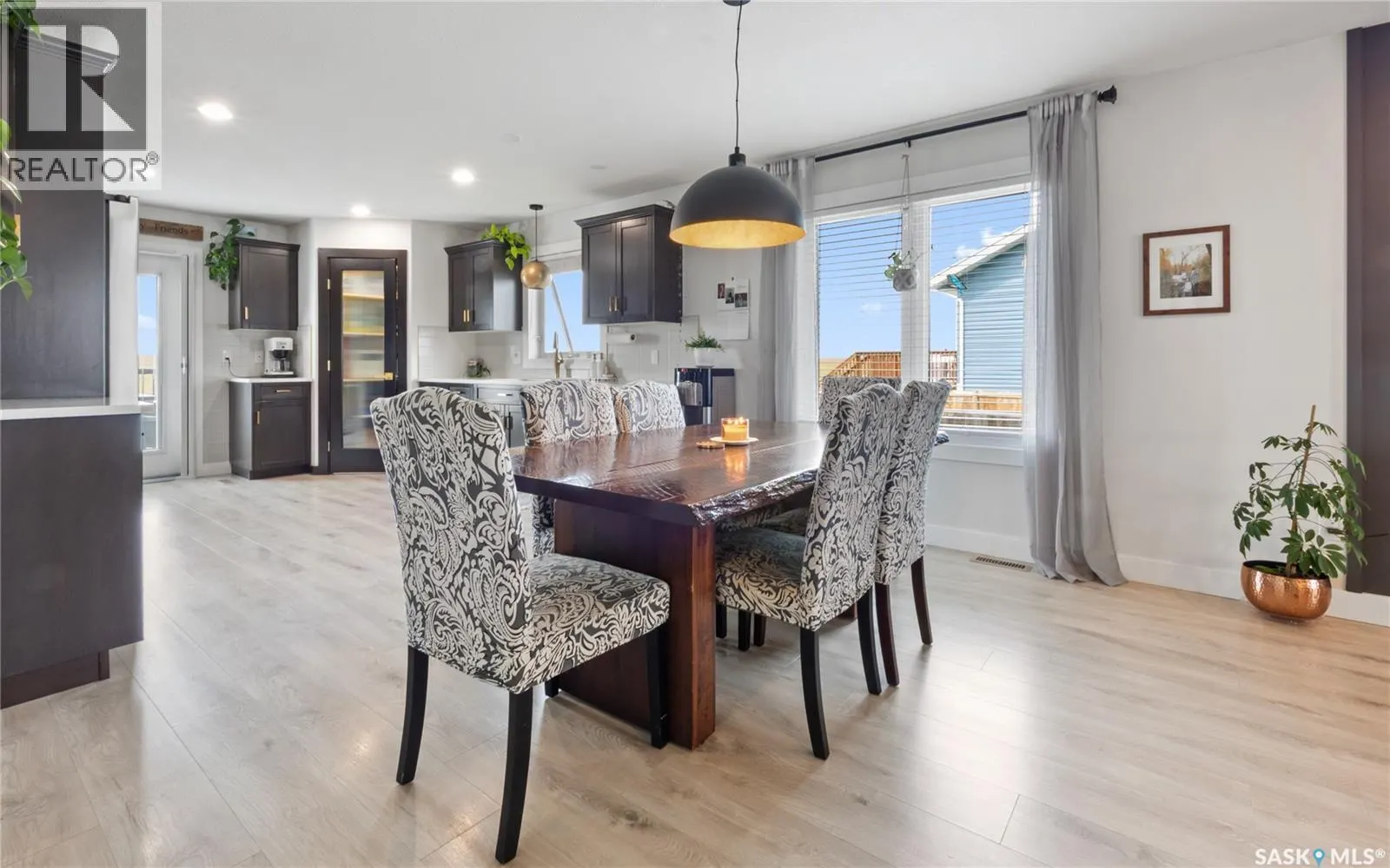 100 Diefenbaker AVENUE