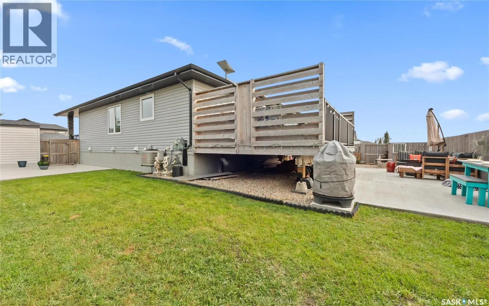 100 Diefenbaker AVENUE