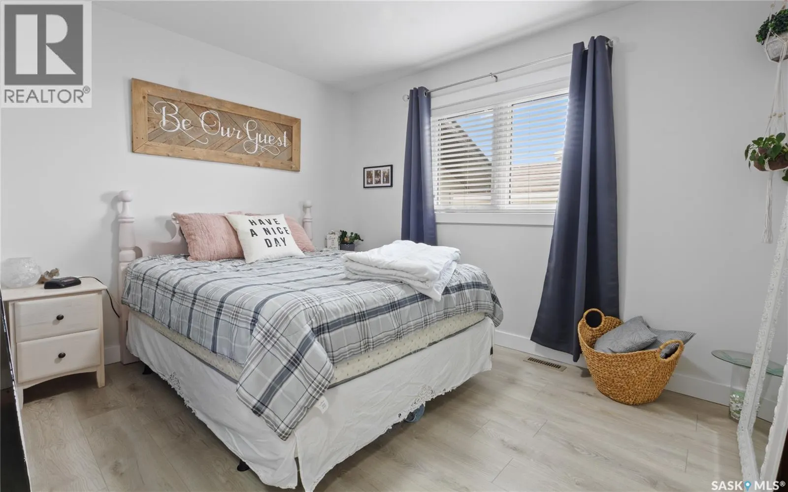 100 Diefenbaker AVENUE