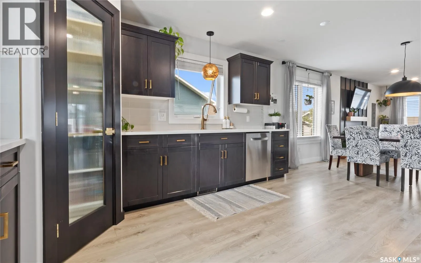 100 Diefenbaker AVENUE
