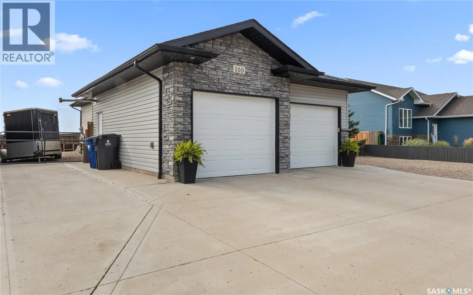 100 Diefenbaker AVENUE