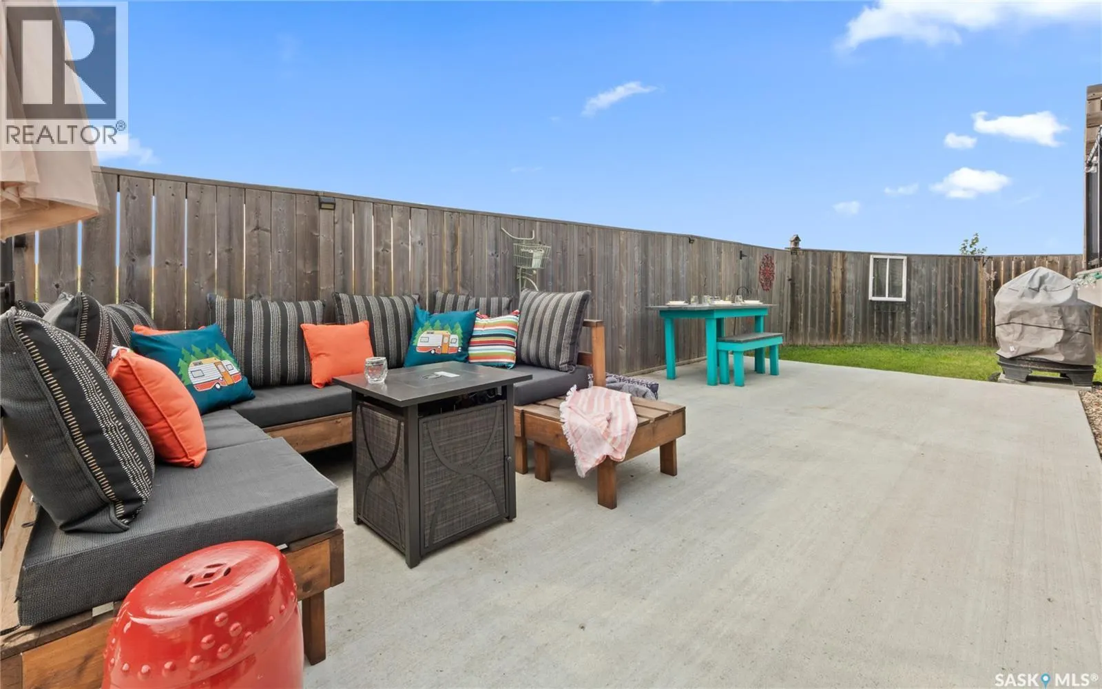 100 Diefenbaker AVENUE