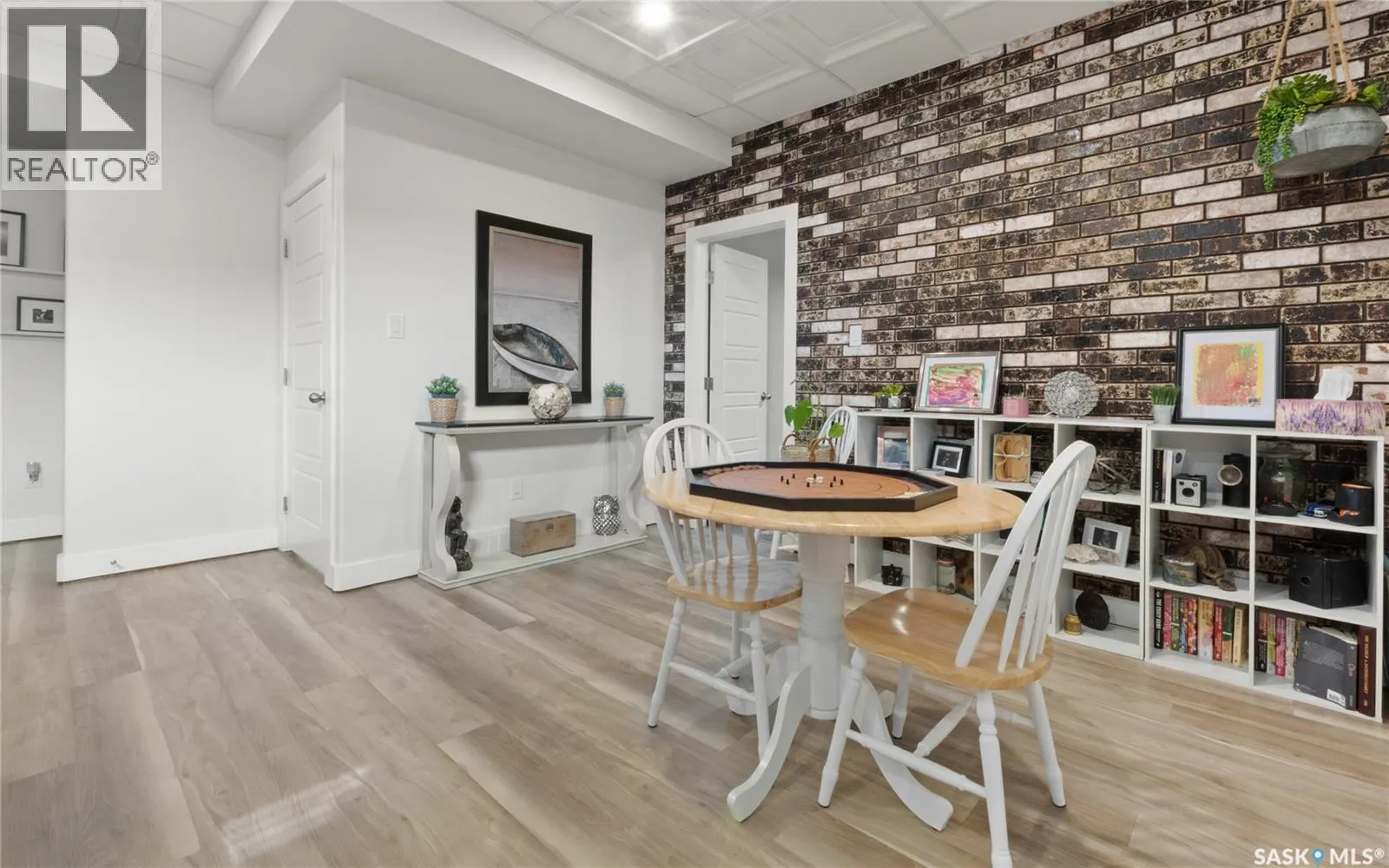 100 Diefenbaker AVENUE