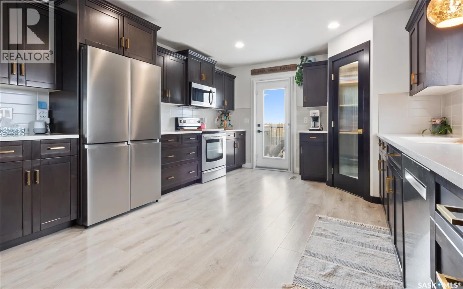 100 Diefenbaker AVENUE
