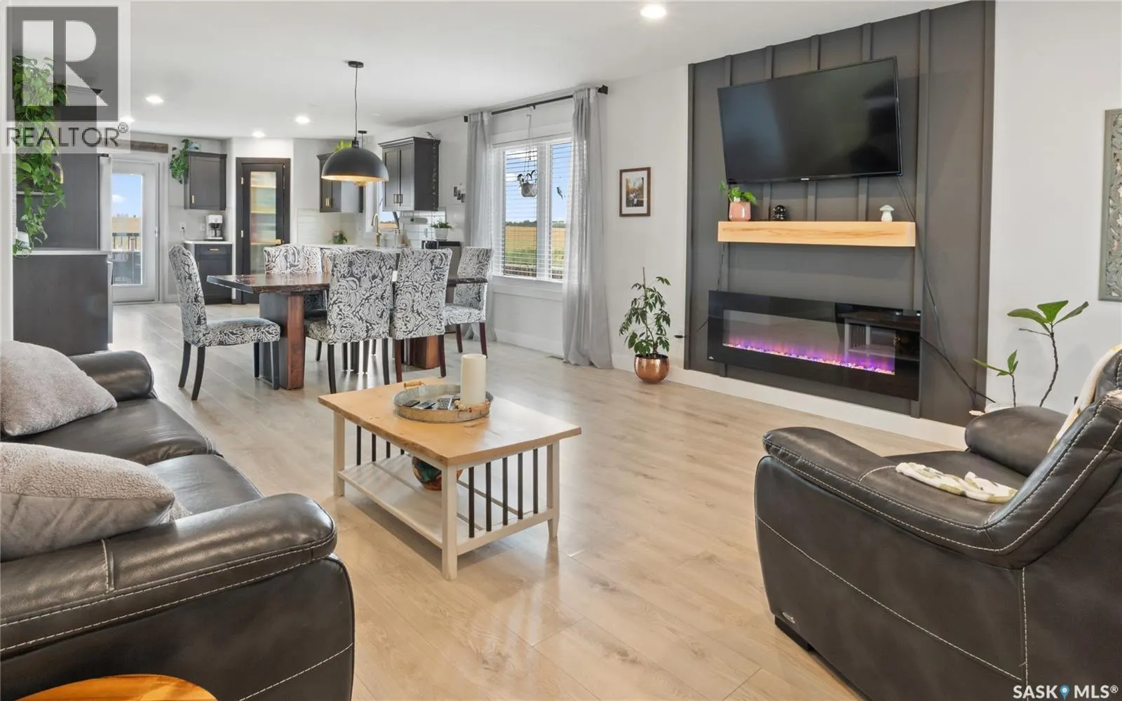 100 Diefenbaker AVENUE