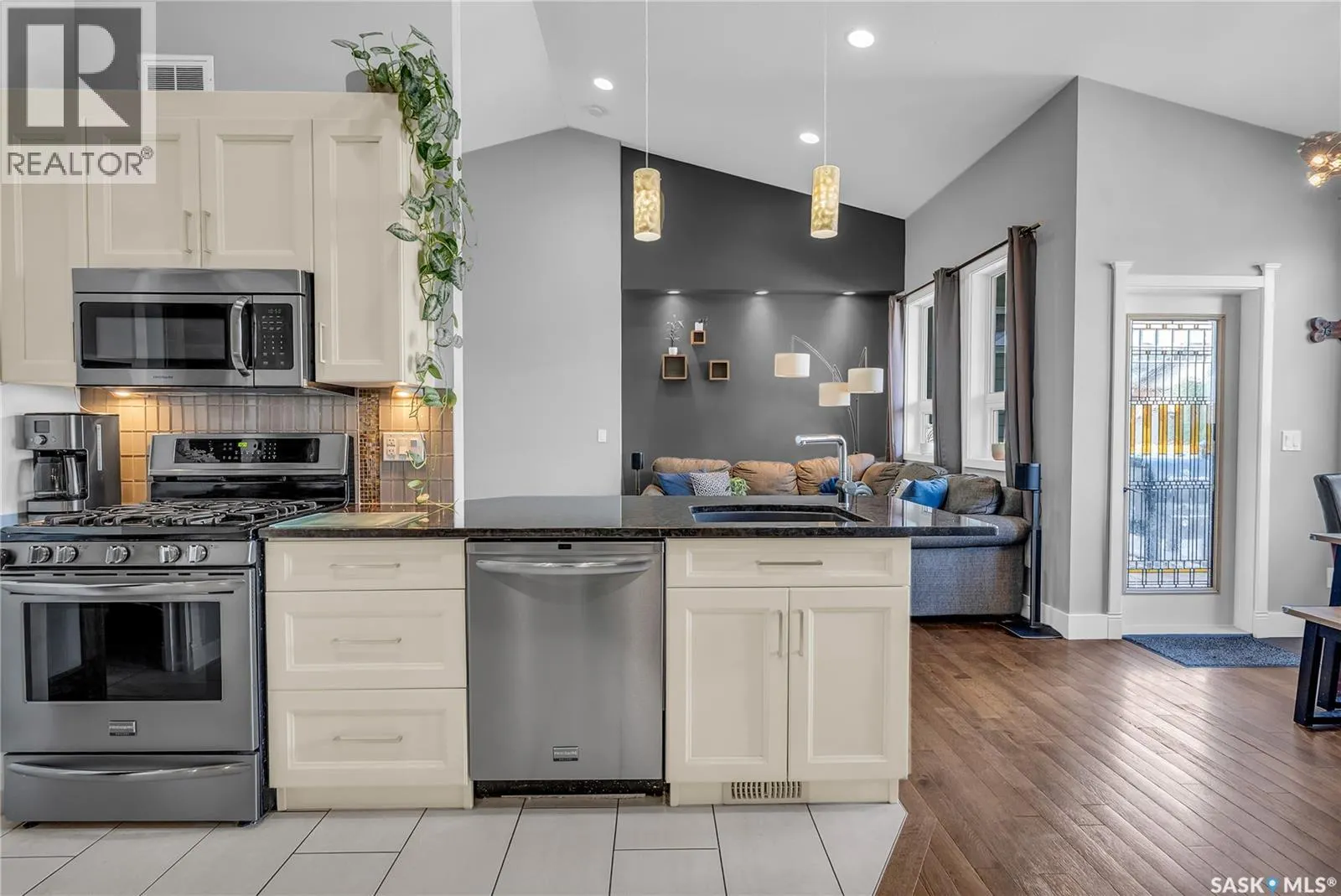 527 Allwood MANOR