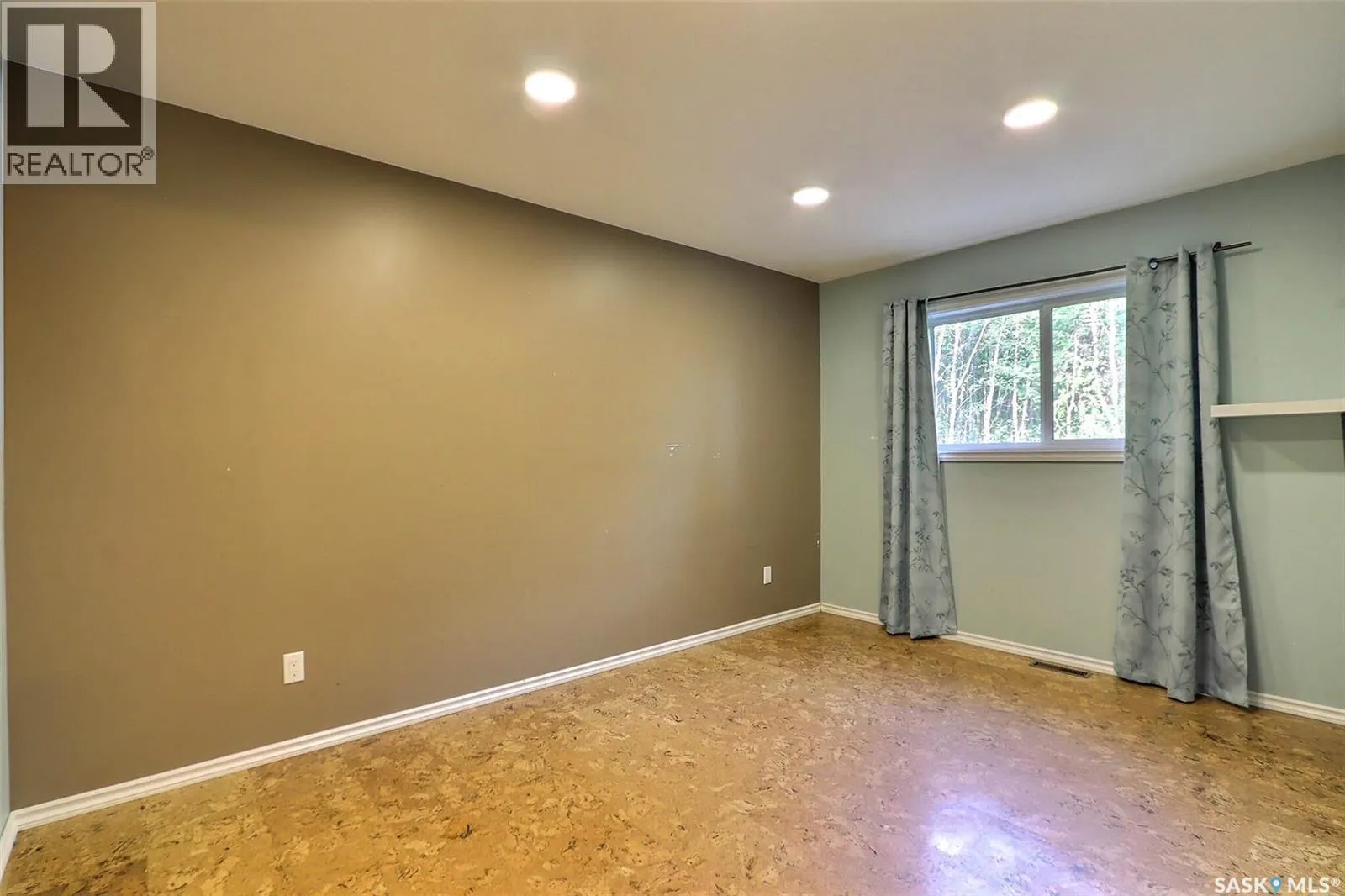 305 Mahigan CRESCENT